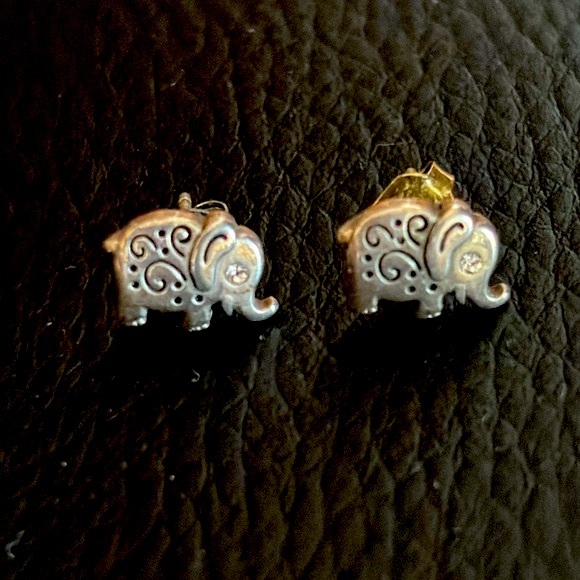 Cute elephant stud earrings - Picture 3 of 11